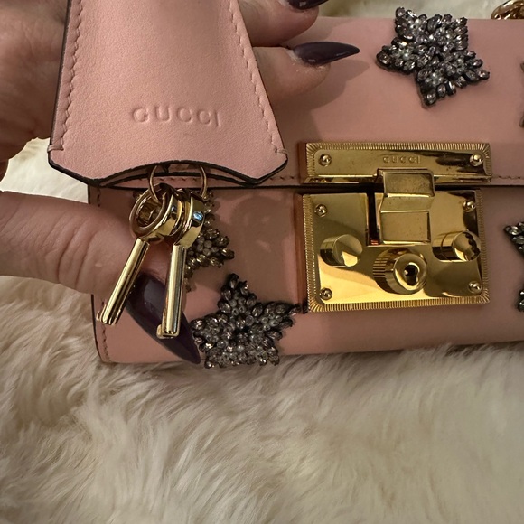 Gucci Pink Shoulder Bag with Gold Hardware and Star Embellishments - Picture 3 of 11